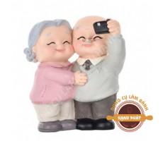 Cặp đôi Ông bà chụp ảnh selfie trang trí bánh kem